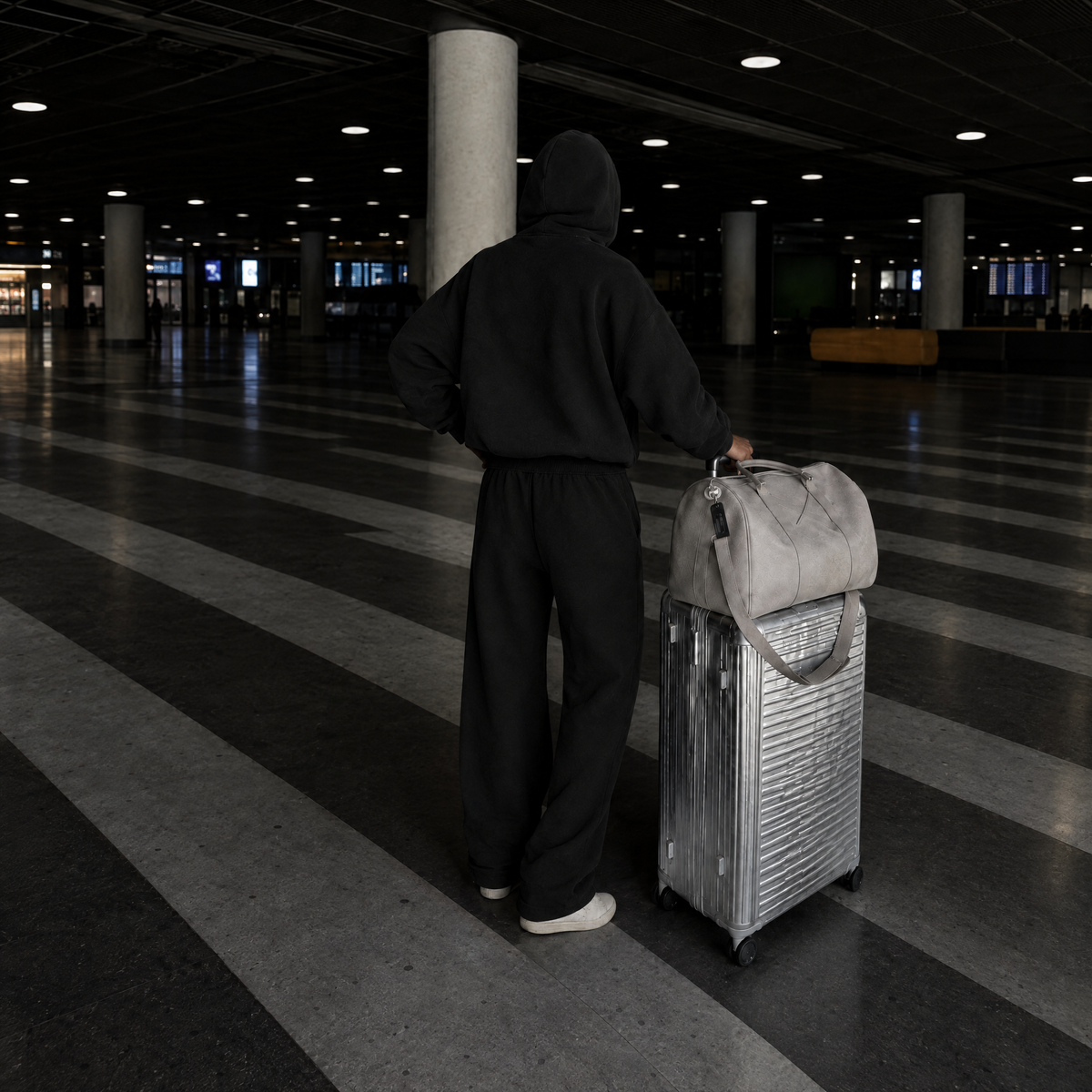 THE AIRPORT UNIFORM — Black — Back view